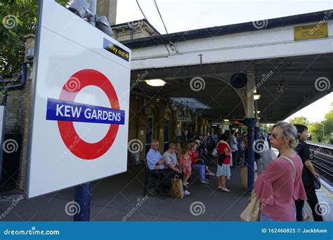 Kew Gardens Rail Station .